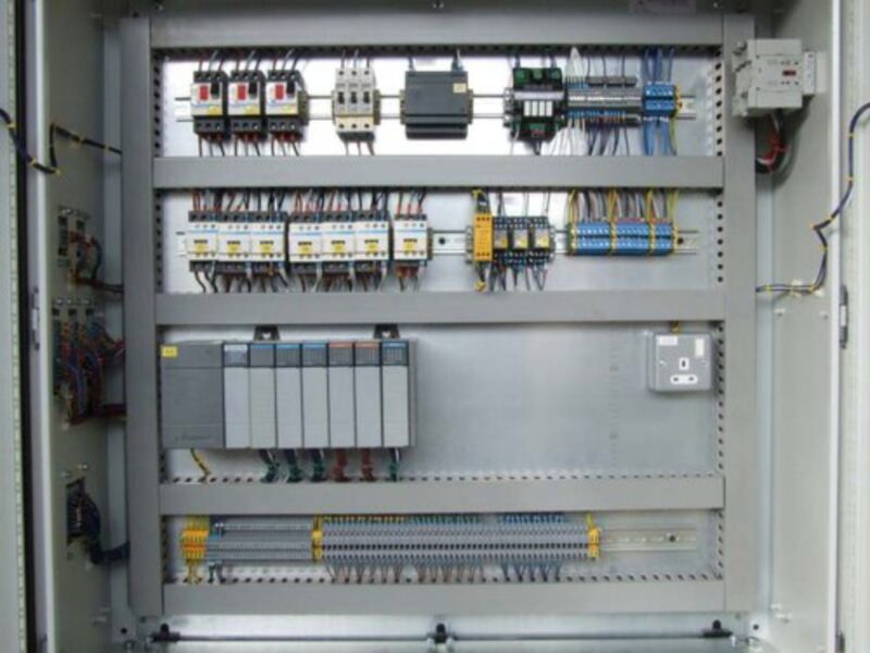 16678-1901_image_0.jpg SIEMENS Three Phase 220 V Automatic PLC PANEL 5 A IP44