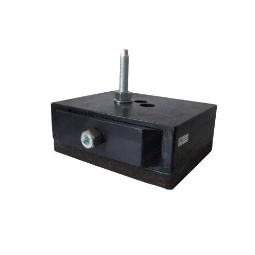 Dynemech 9500 kg Bolt On Wedge Mount DB7-s1 20 mm Rubber
