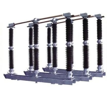 16136-332_image_0.jpg Three Pole Isolators Upto 4000 A